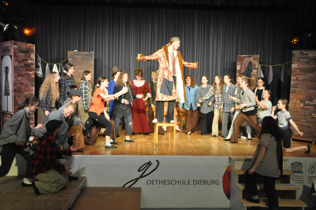Standing Ovations für „Oliver!“: Erfolgreiche Musicalreihe an der Goetheschule endet mit emotionalem Finale GSD 7bQ0CsxYjI49NFL4NONzRPCSR