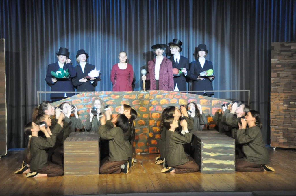Standing Ovations für „Oliver!“: Erfolgreiche Musicalreihe an der Goetheschule endet mit emotionalem Finale GSD L0fDNfaZ8svONAK2sK3wUSB1G