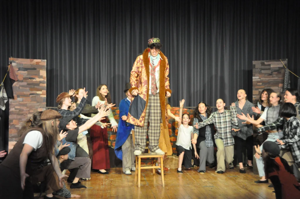 Standing Ovations für „Oliver!“: Erfolgreiche Musicalreihe an der Goetheschule endet mit emotionalem Finale GSD PMGz6k4v8Lzy6Jx4T37qI9cnu