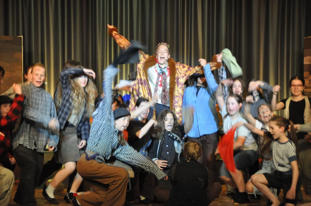 Standing Ovations für „Oliver!“: Erfolgreiche Musicalreihe an der Goetheschule endet mit emotionalem Finale GSD Pak30hzqgXDvFaQdCXnwbh0PE