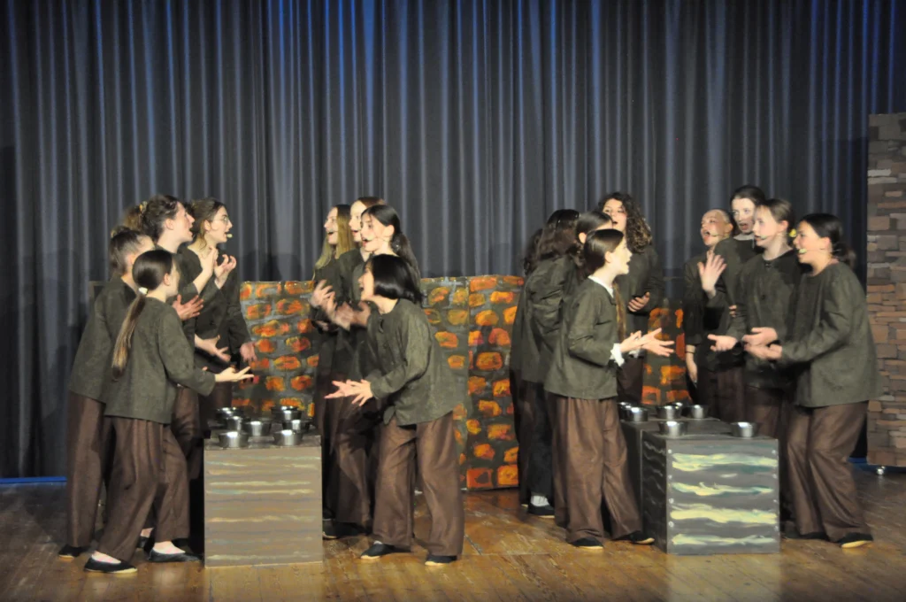 Standing Ovations für „Oliver!“: Erfolgreiche Musicalreihe an der Goetheschule endet mit emotionalem Finale GSD Z1A5WIxmIJ1p30WEBVmjpBUMT