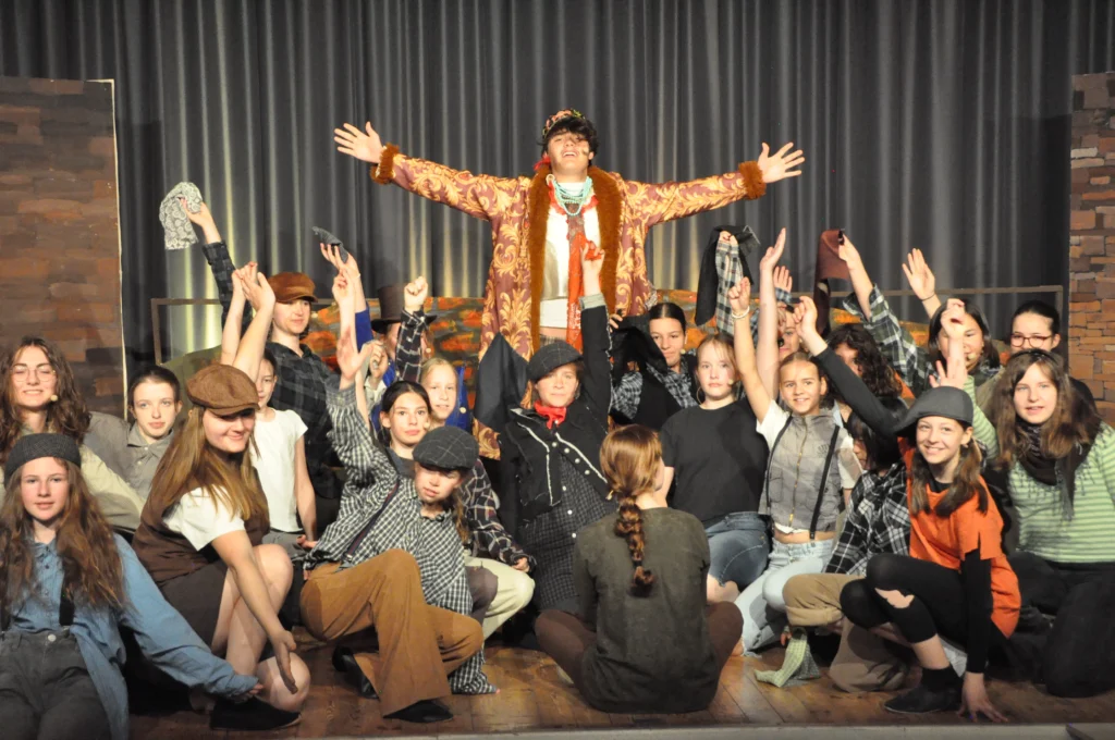 Standing Ovations für „Oliver!“: Erfolgreiche Musicalreihe an der Goetheschule endet mit emotionalem Finale GSD cK25kwYSej7LznFbpjab9gC1v