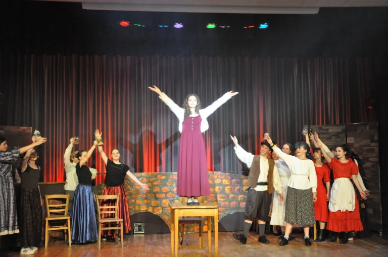 Standing Ovations für „Oliver!“: Erfolgreiche Musicalreihe an der Goetheschule endet mit emotionalem Finale GSD ukxNF4r8zjXlnK269oSLKCGhR