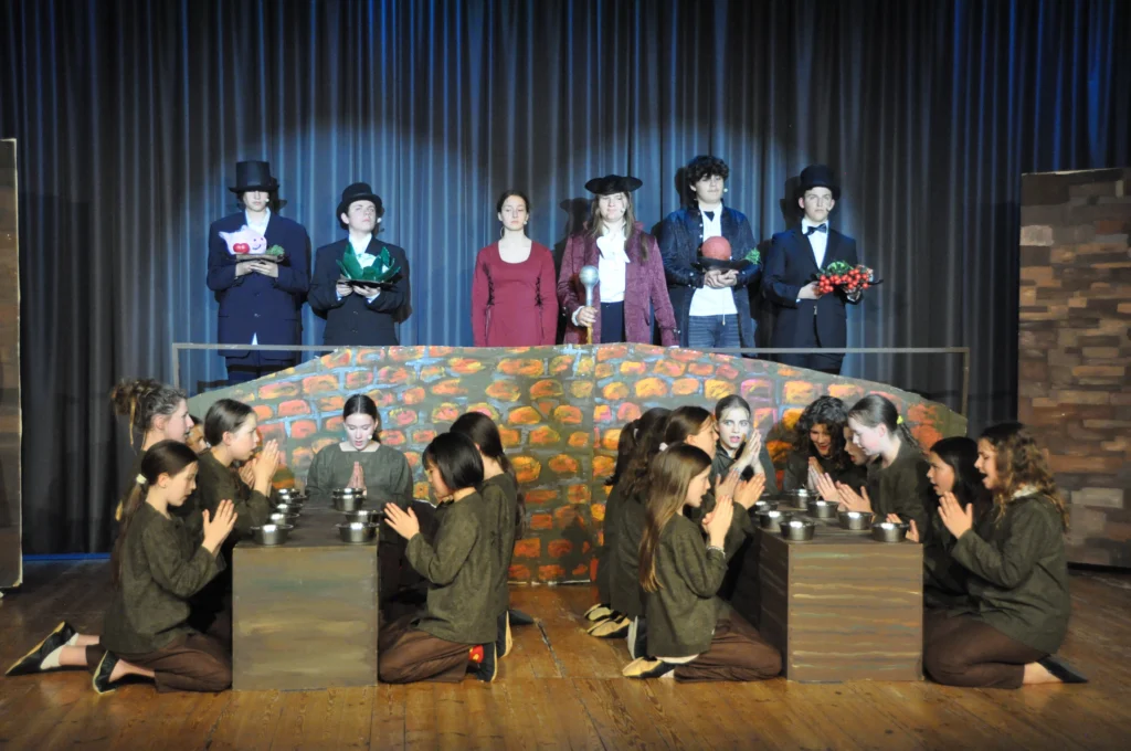 Standing Ovations für „Oliver!“: Erfolgreiche Musicalreihe an der Goetheschule endet mit emotionalem Finale GSD yjo6ZUlScIlQ62V1zjMRRy9O6